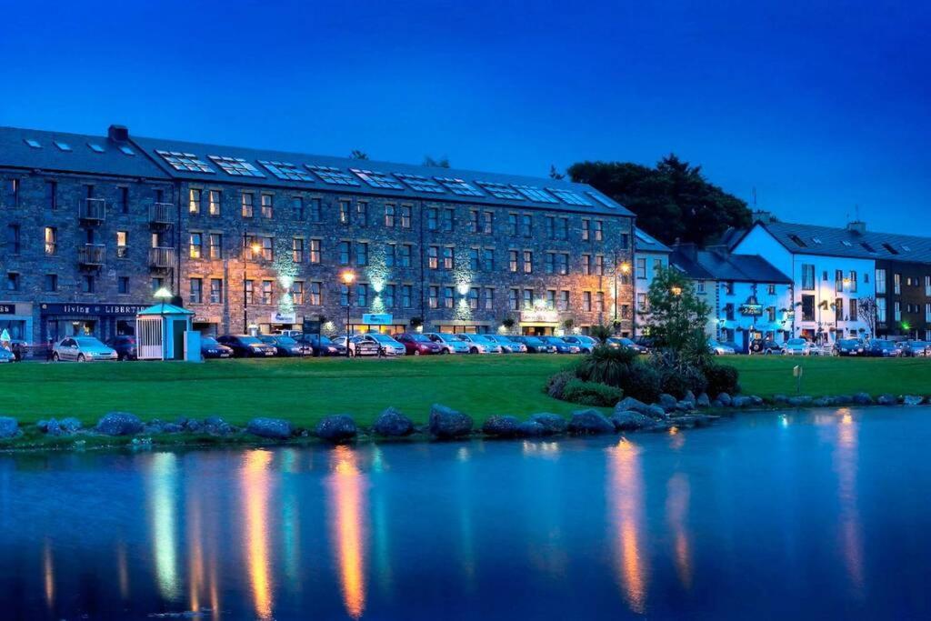 Clew Bay Balcony Views - Westport Quay Apt Appartement Buitenkant foto