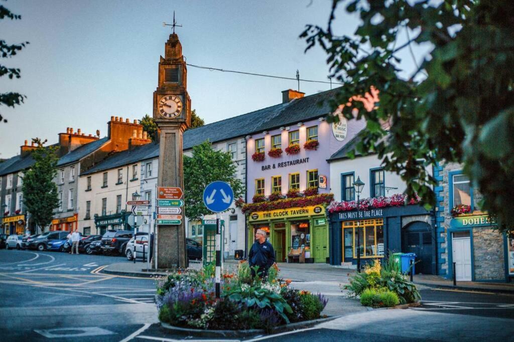 Clew Bay Balcony Views - Westport Quay Apt Appartement Buitenkant foto