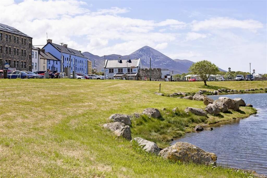 Clew Bay Balcony Views - Westport Quay Apt Appartement Buitenkant foto